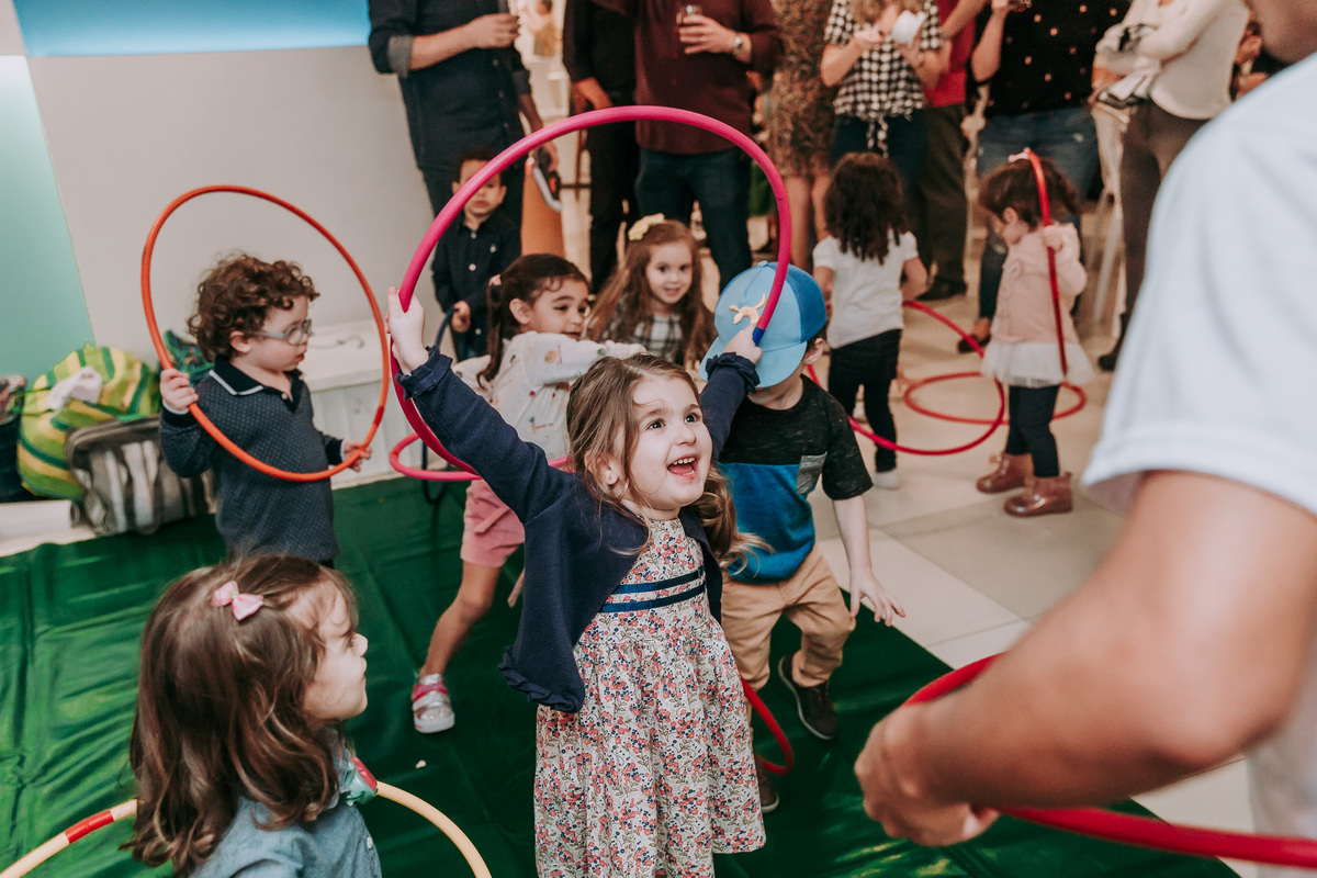 fotografia de menina levantando o bambole e gritando para o recreador da Panos pra Manga