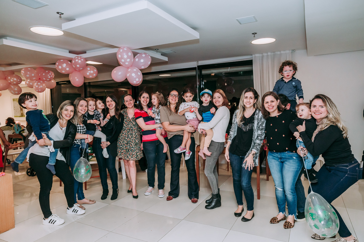 fotografia de maes e seus filhos posando para camera em festa infantil no condominio cidade jardim na Barra da Tijuca