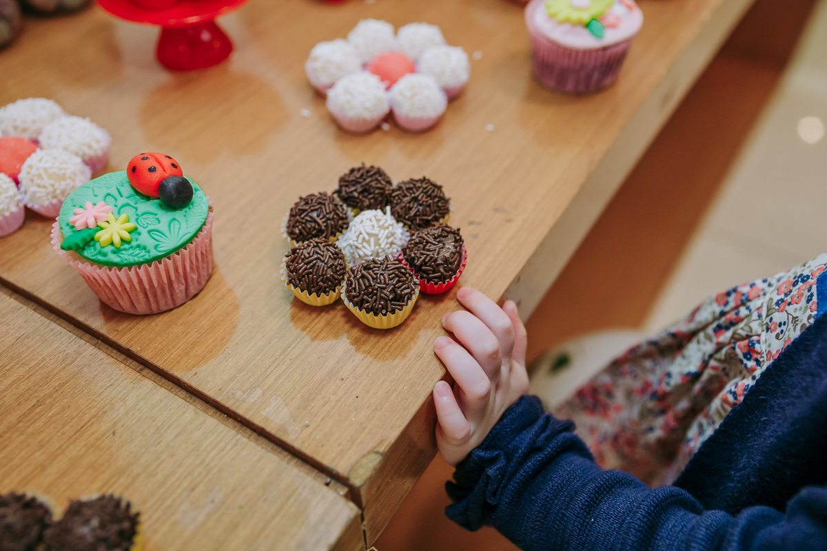 fotografia em close da mar de criança perto de brigadeiro