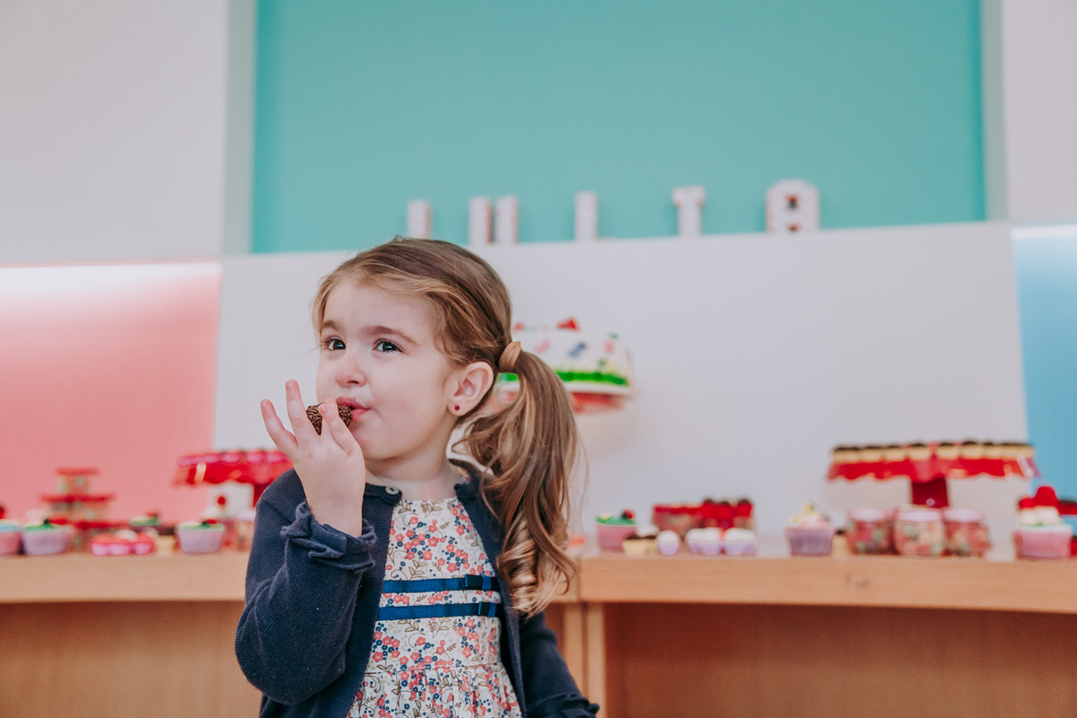 aniversariante degustando um brigadeiro