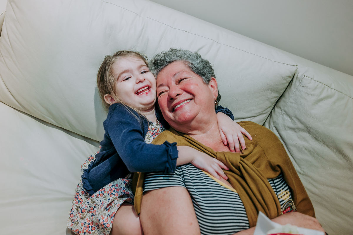 neta e avó abraçadas no sofa