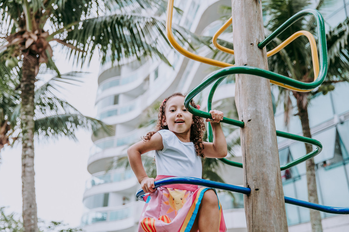 foto de menina subrindo em brinquedo