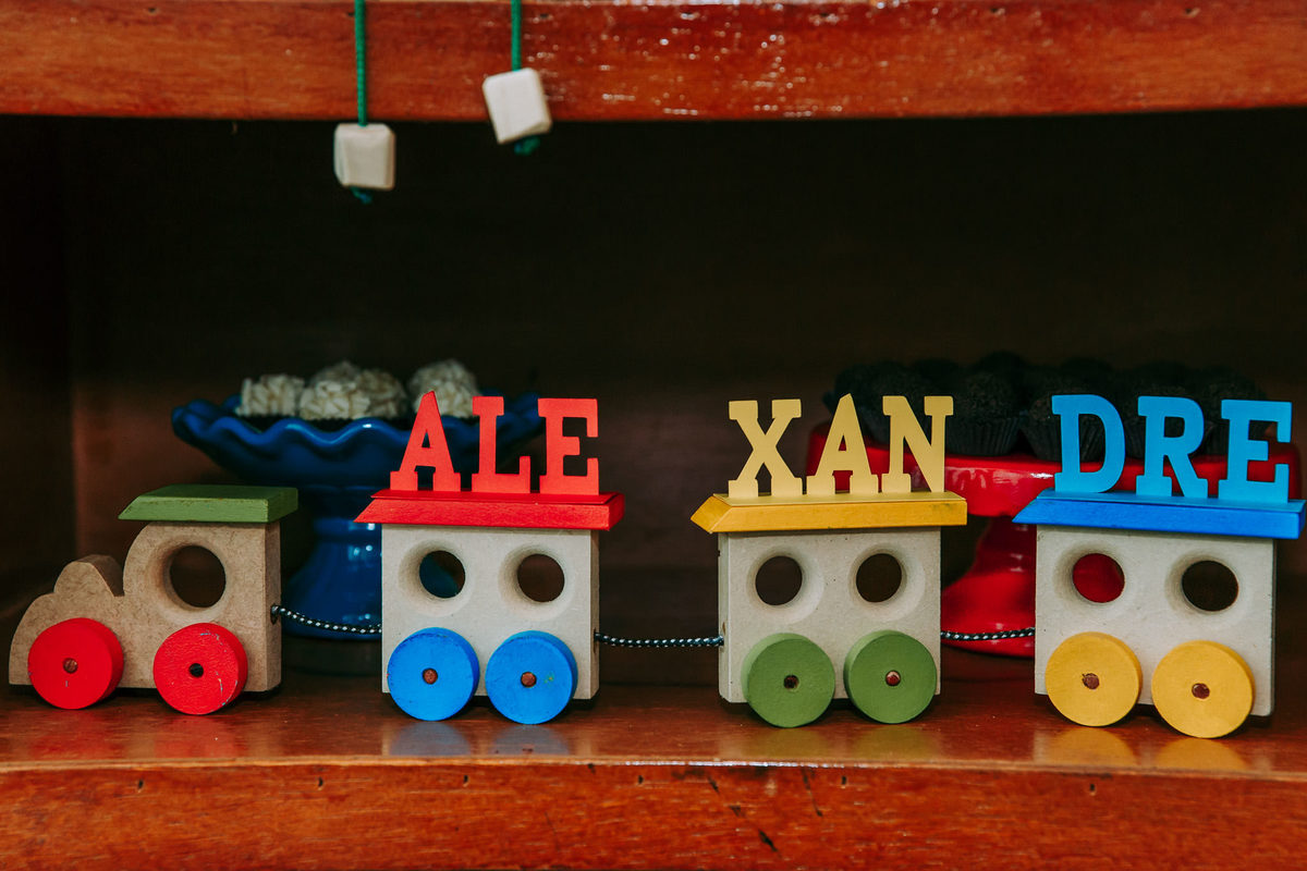 trenzinho de madeira com nome alexandre decorando a festa de aniversario