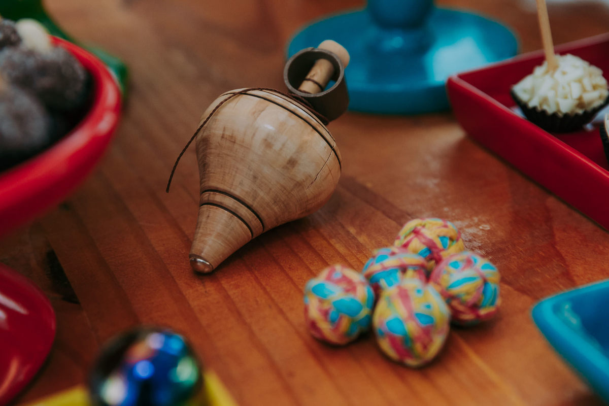 fotografia de peao de madeira e bolas de la