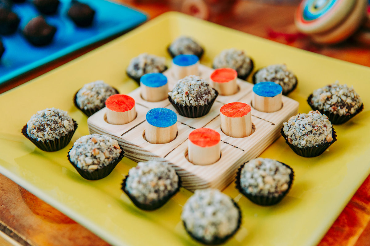 fotografia de jogo de resta um bem colorido  enfeitando a mesa de bolo