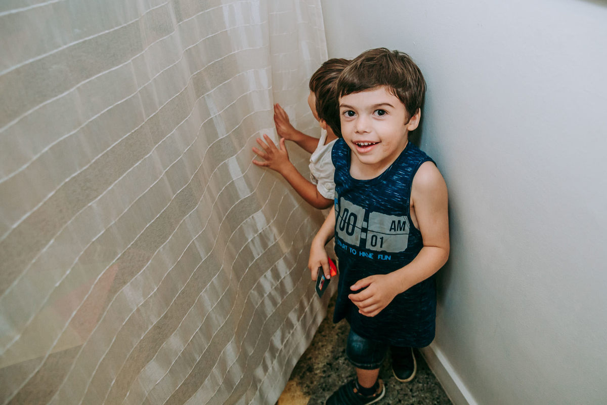 fotografia de meninos atras da cortina sendo flagrado pal fotografa