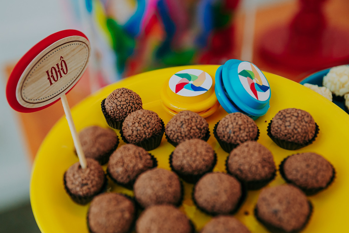 fotografia de brigadeiro com io-io ornamentando a decoração de mesa de festa com tema oficina de brinquedos
