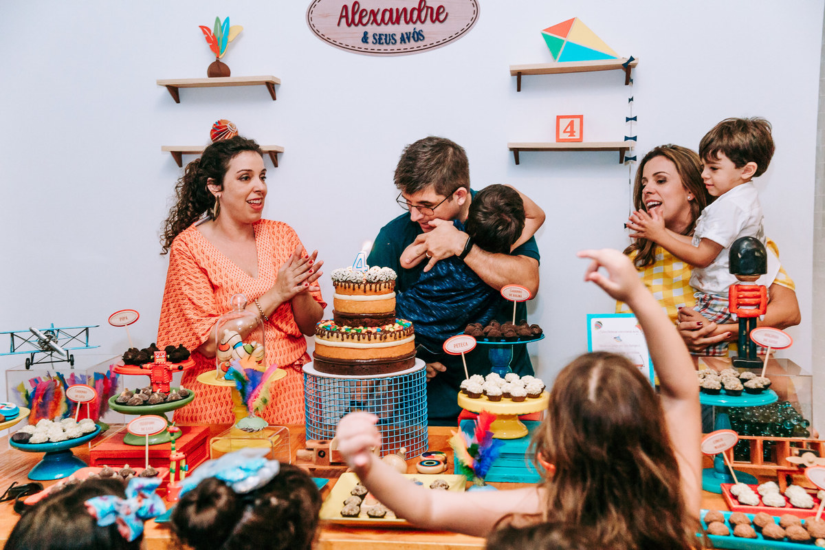 Fotografia da familia na hora do parabens na qual o aniversariante se recusa a cantar parabens