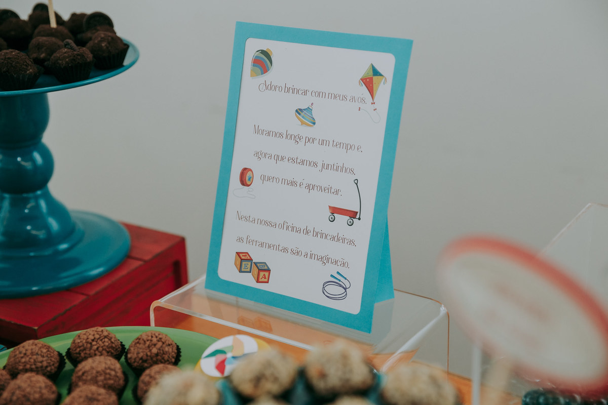 fotografia de texto sobre avos e brinquedos decorando a mesa do bolo