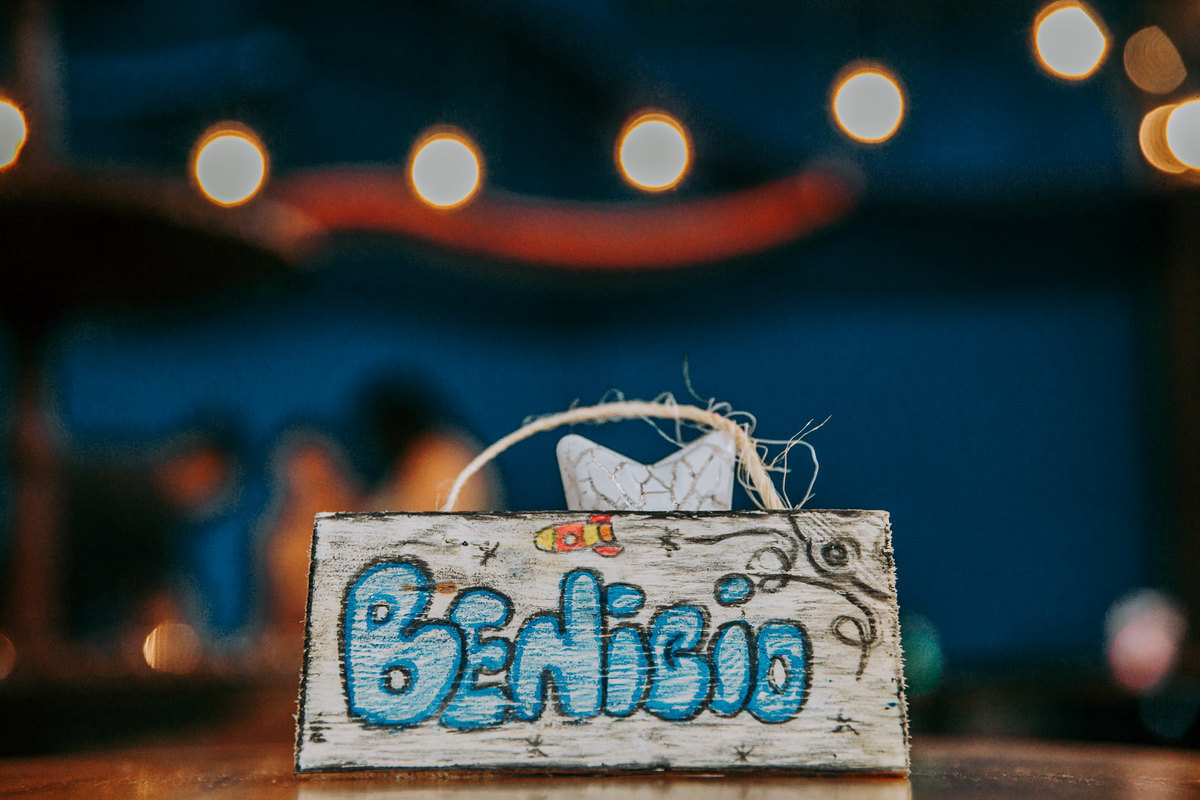 placa de madeira com nome do aniversariante