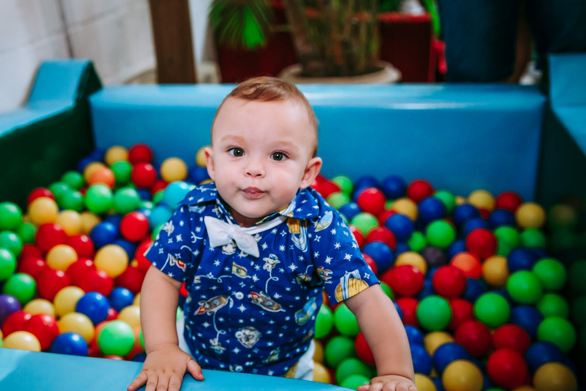 foto de aniversariante fazendo bico na piscina de bolinha na casa de festas vilarejo festas