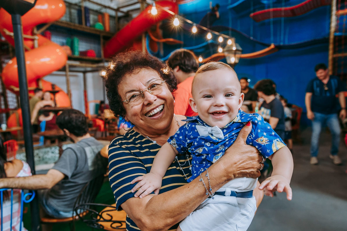 foto de avo com neto em festa infantil no rj