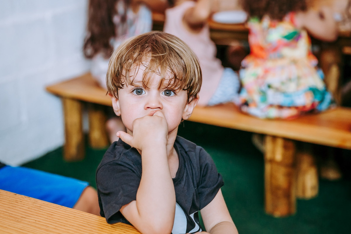 foto de menino loiro roendo a unha em festa infantil