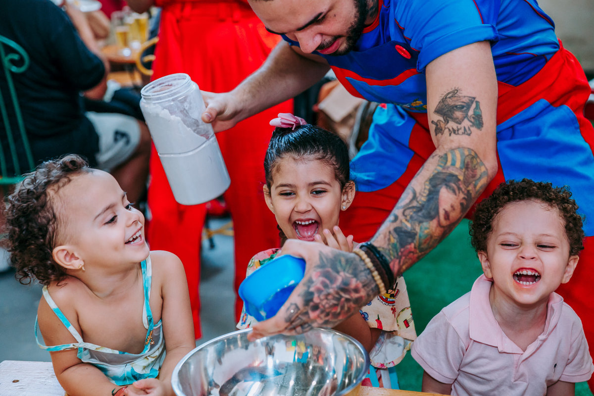 foto de crianças se divertindo em recreação da casa de festas vilarejo na barra da tijuca