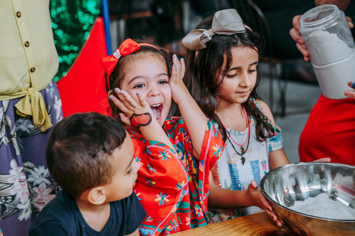 Menina gritando durante brincadeira em casa de festas