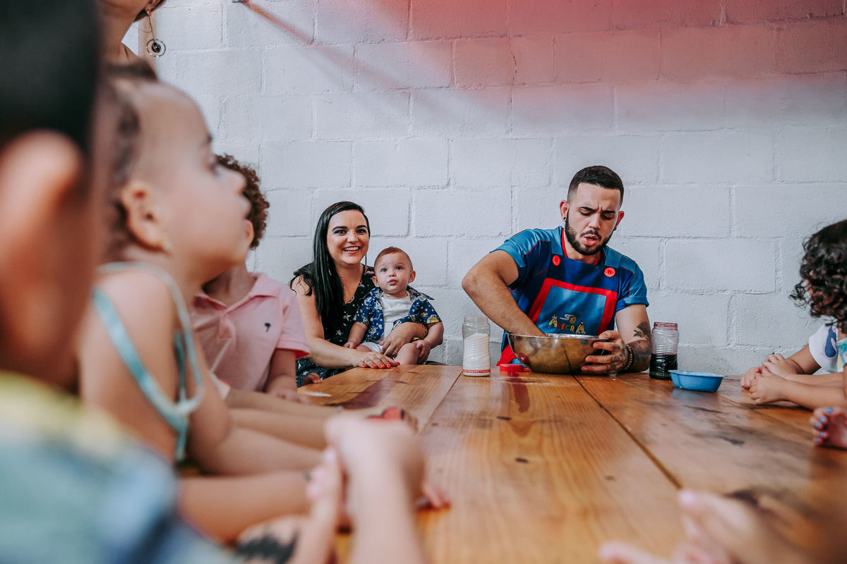 equipe de animação fazendo massinha com as crianças da festa