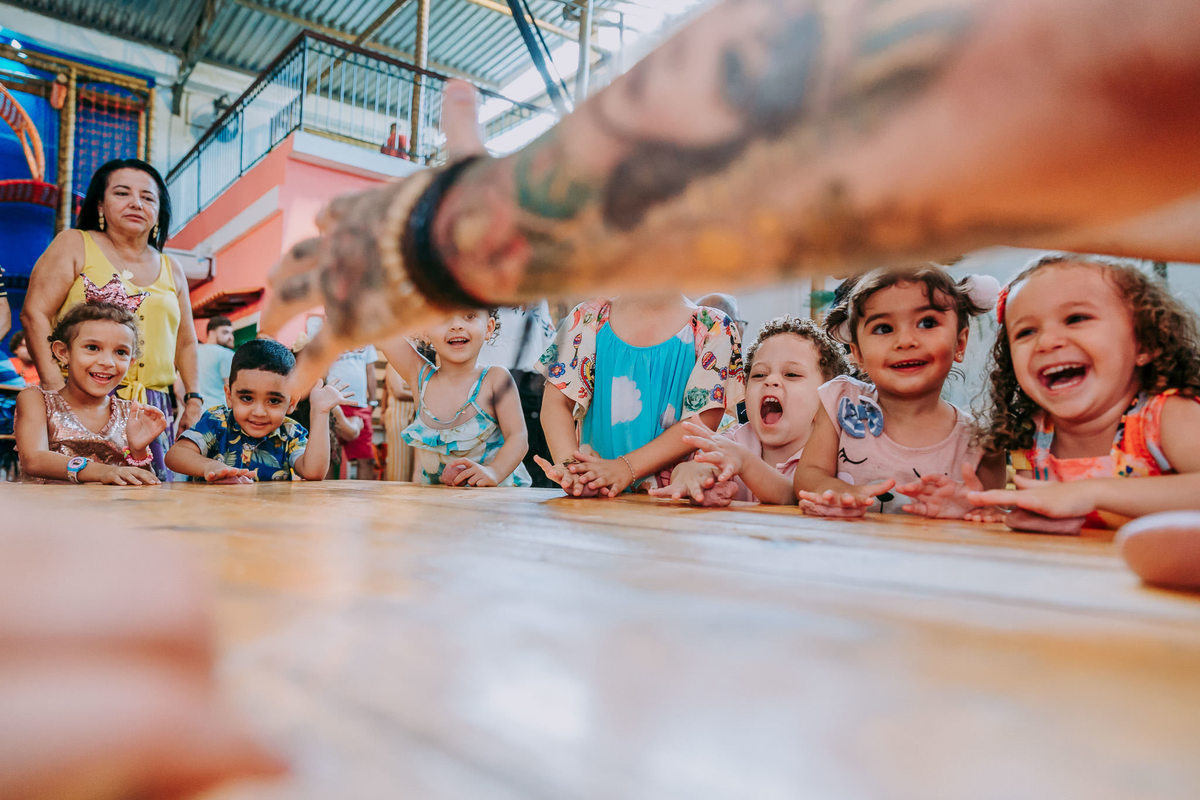 foto de crianças gritando e sorrindo em recreação na vilarejo festas na barra da tijuca