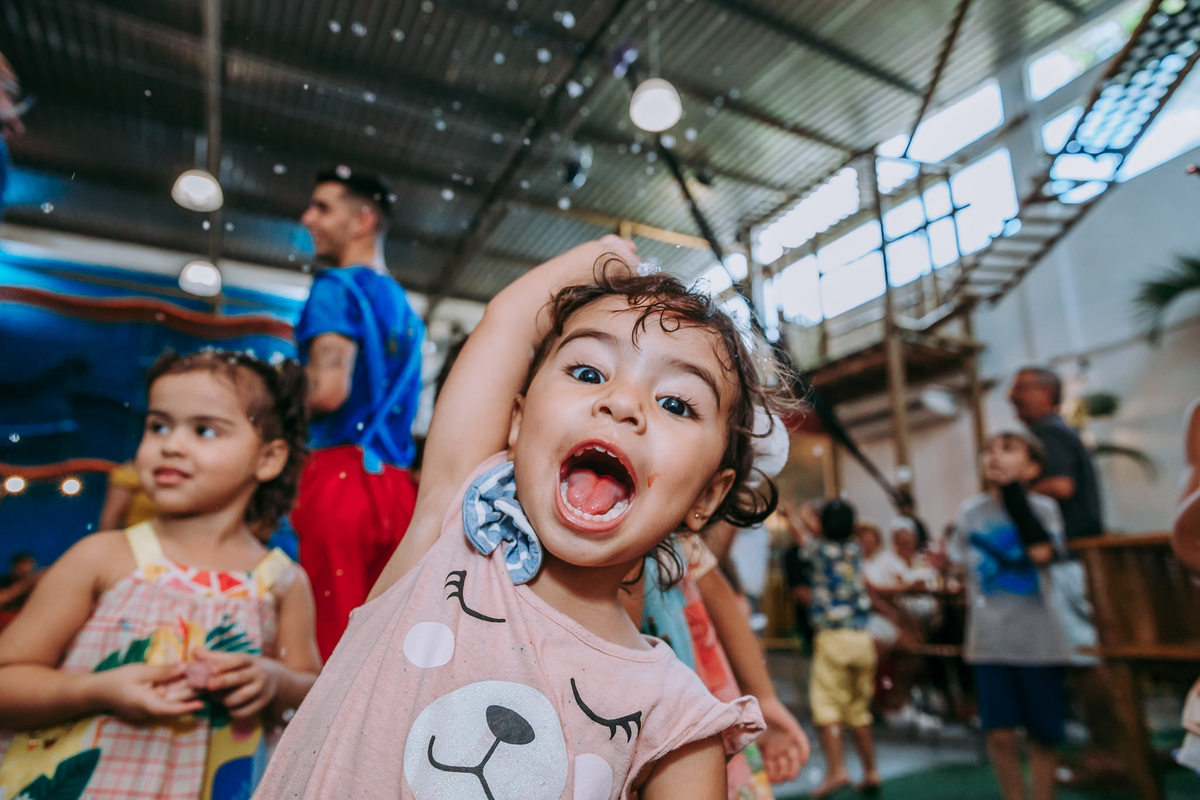 menina grita para a camera 