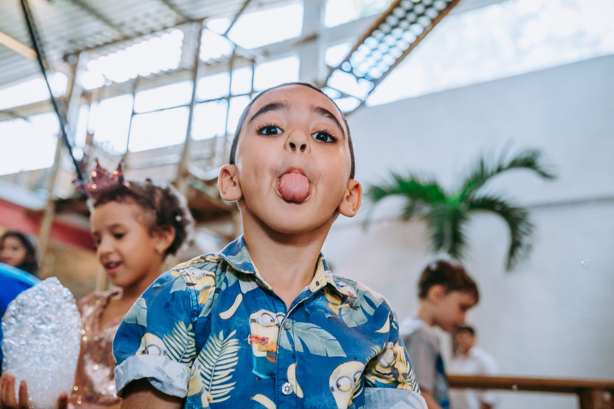 menino dá lingua para camera