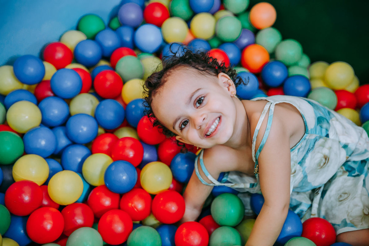 foto de menina na piscina de bolinha