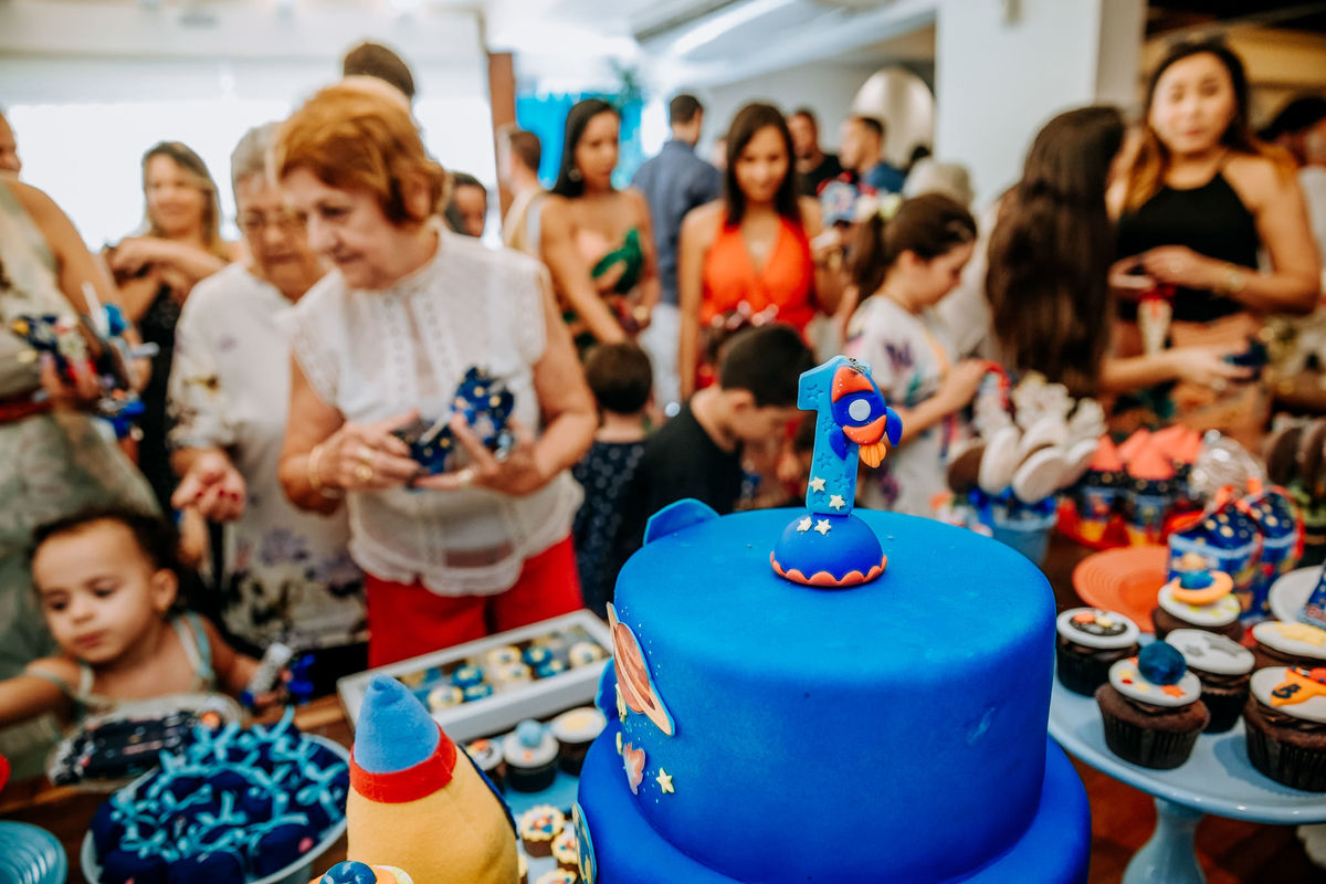 detalhe de vela com tema astronauta
