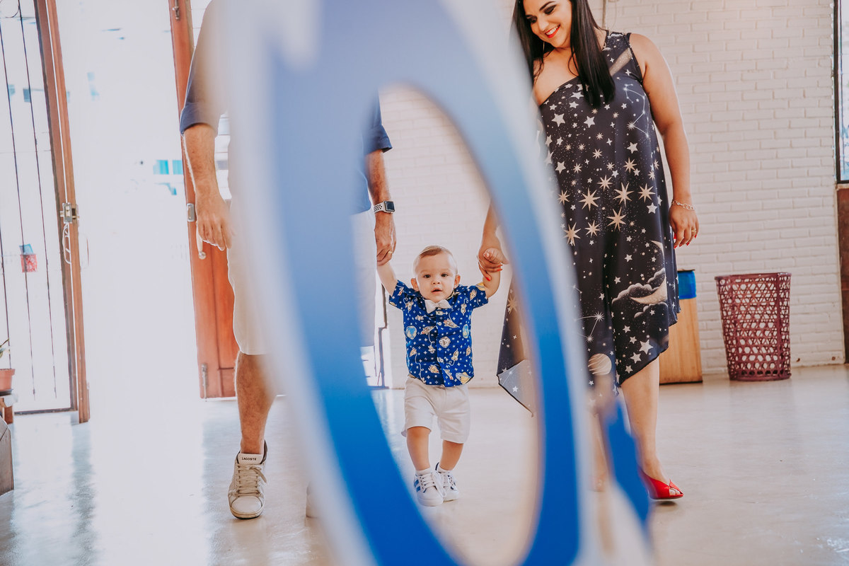 aniversariante encaixado dentro de toten de astronauta
