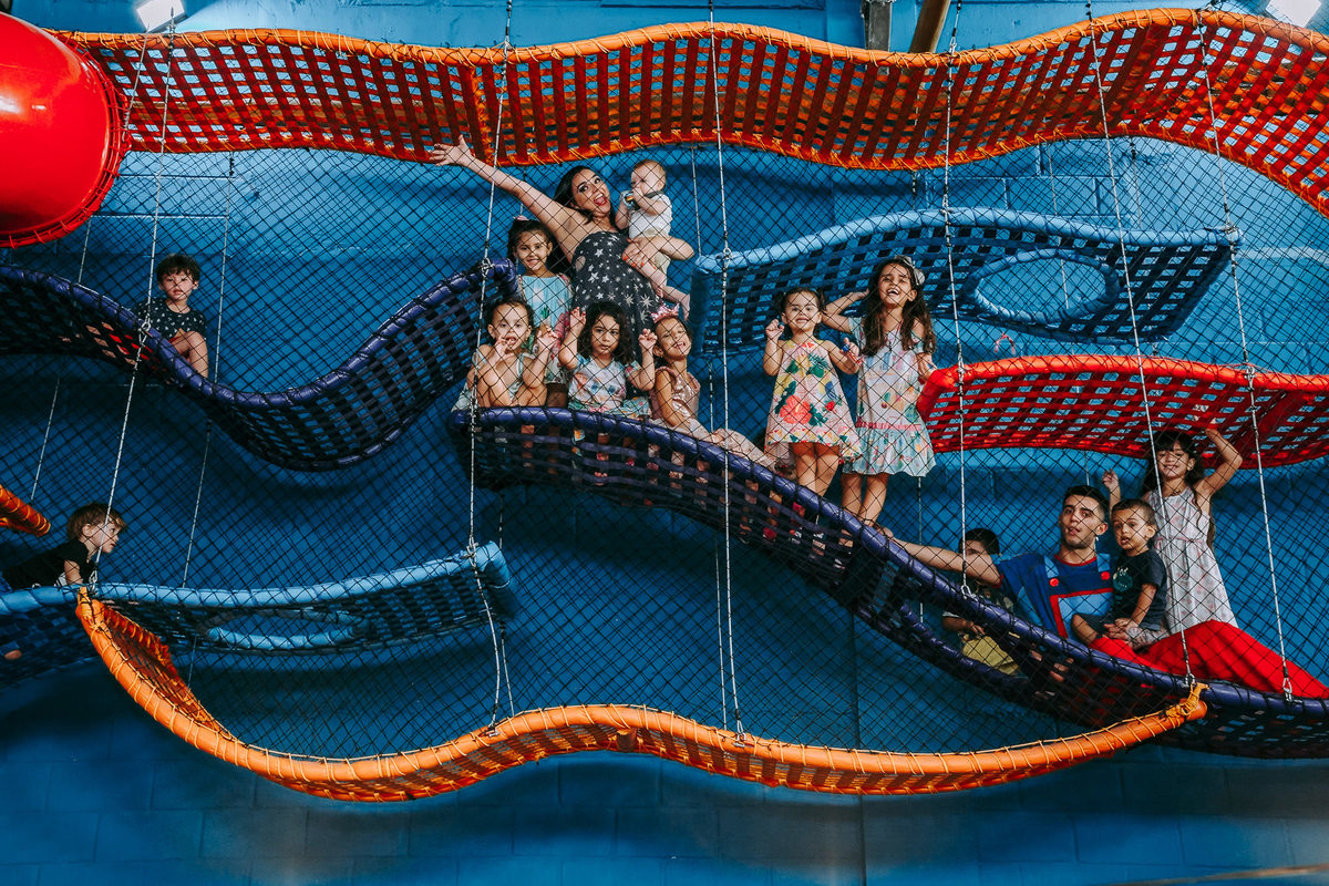 crianças e mãe do aniversariante em brinquedao da ca de festas vilarejo na barra da tijuca no rj