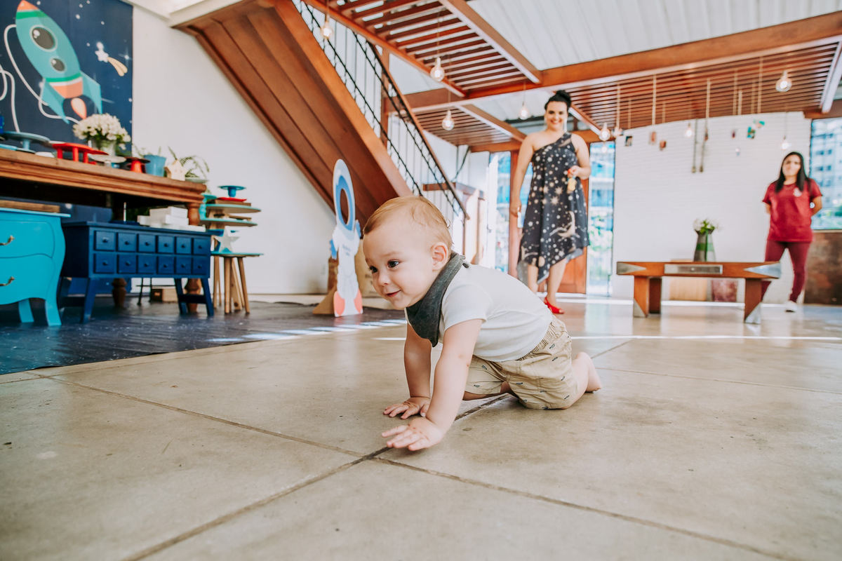 criança engatinhando no são da casa de festas vilarejo na barra da tijuca rj
