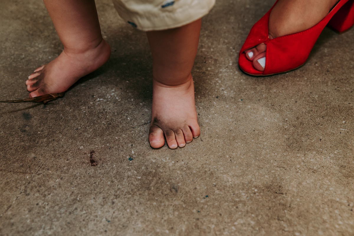 pés de criança de um ano descalço e bem sujo