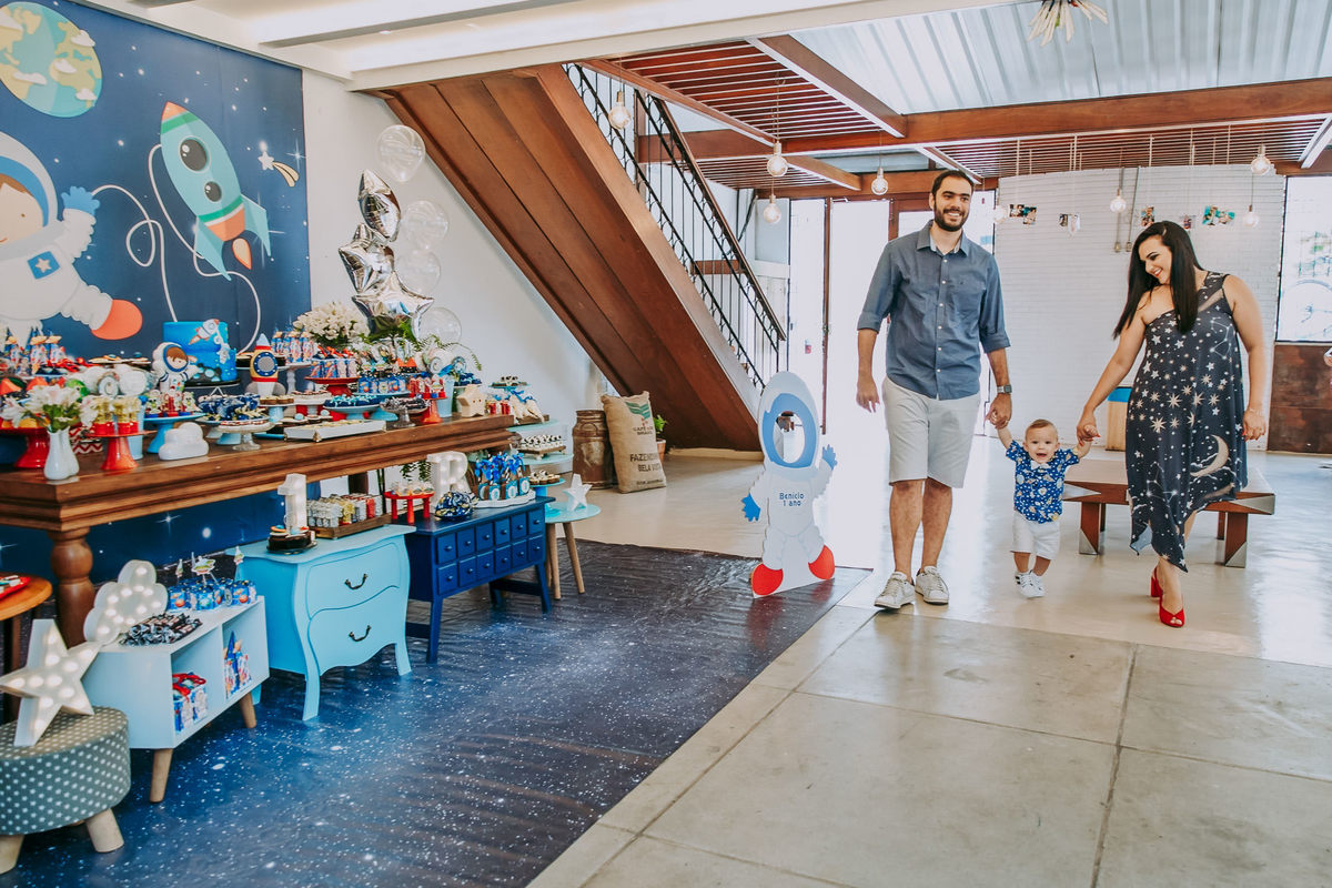 entrada dos pais e aniversariante de 1 ano em sua festa na vilarejo festas na barra da tijuca rj