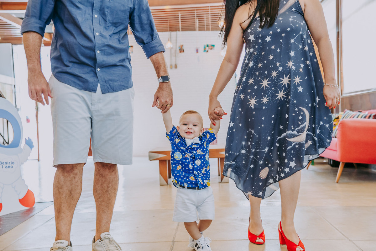 fotos do aniversariante entrando de maos dadas com os pais no salao de festas da vilareno na barra da tijuca