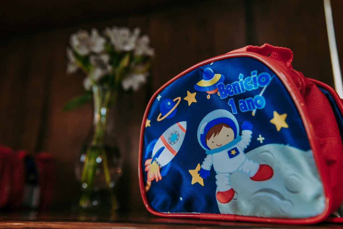 bolsinha com tema astronauta dada como lembrança em festa de aniversario infantil