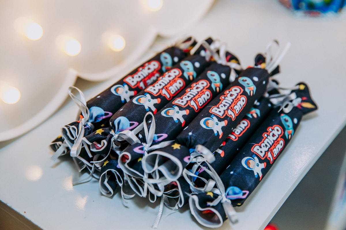 foto de enfeite de mesa com tema astronauta