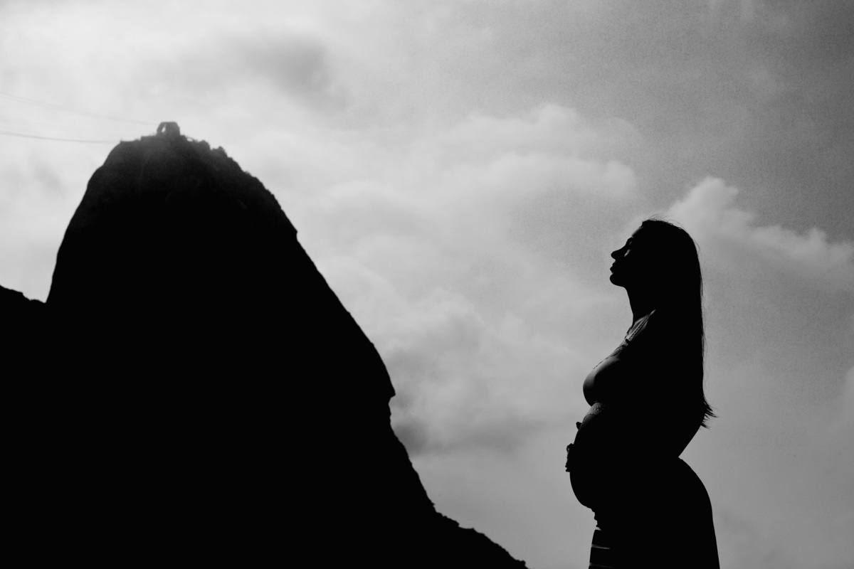 foto de gestante em silhueta com bondinho ao fundo