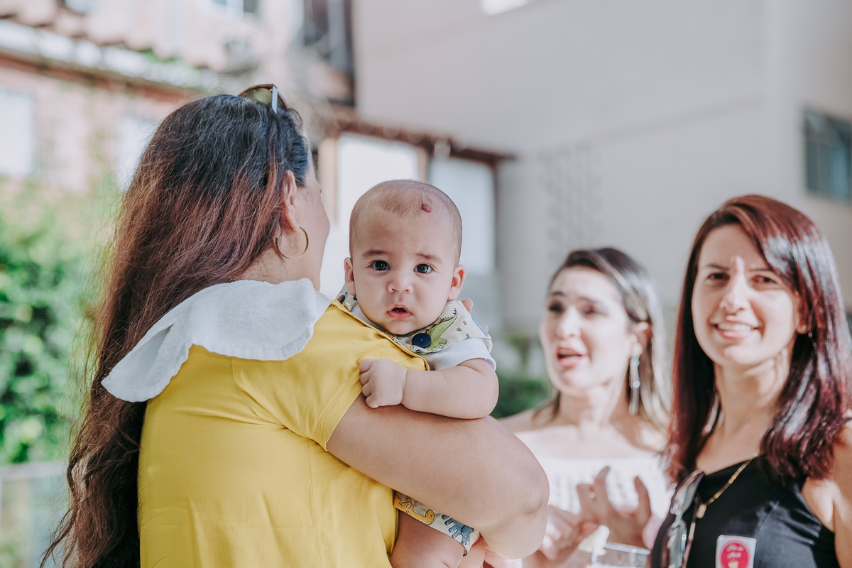 tres amigas conversam e bebe olha pra camera
