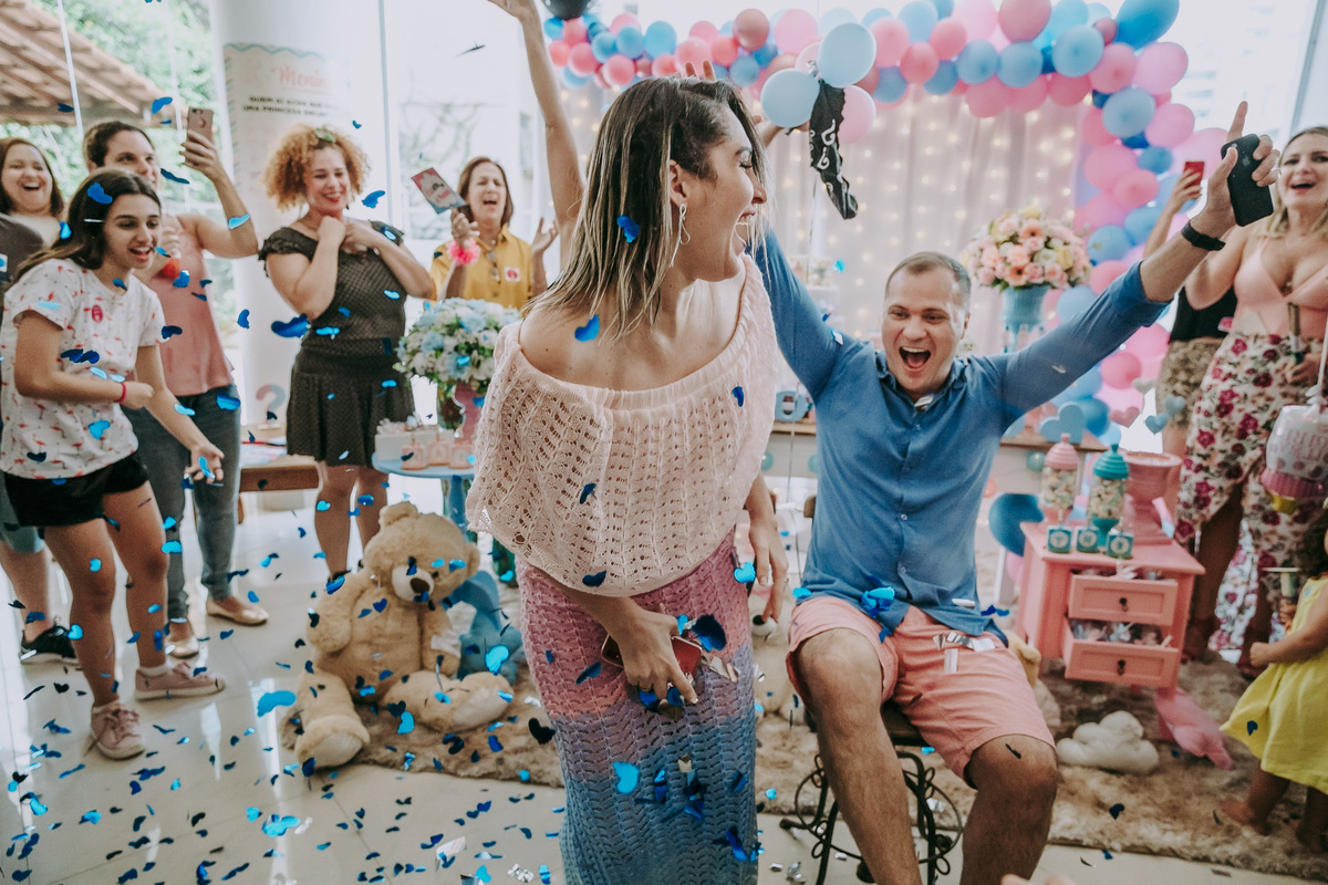casal comemora adescoberta de filho menino no cha revelação