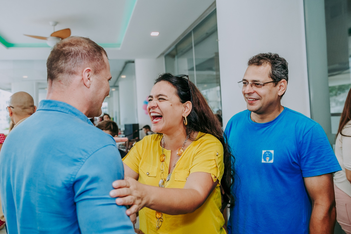 amigos cumprimentam pai do bebê  após revelação de sexo do bebê no chá revelação