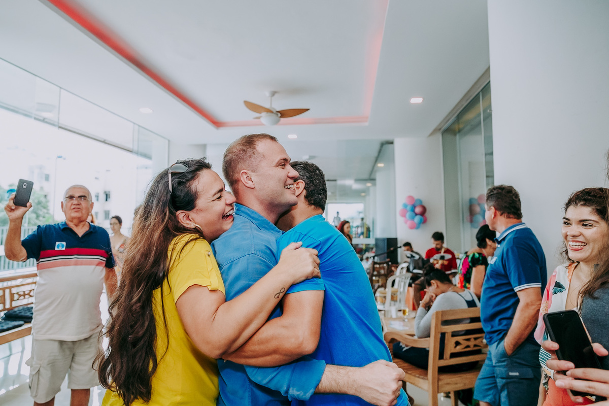 amigos fazem sanduiche de pai de bebê após revelação de sexo do bebê no chá revelação