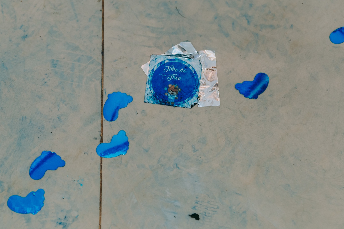 detalhes de pegadas e adesivo que indicam o sexo do bebe em chá revelação