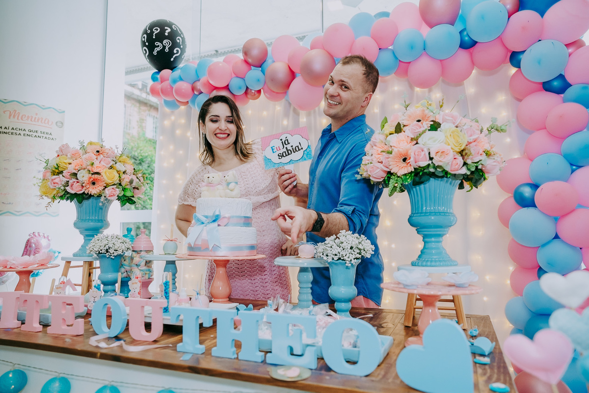 casal gestante brinca com plaquinhas de eu ja sabia com a descoberta do sexo do bebê no fim do chá revelação