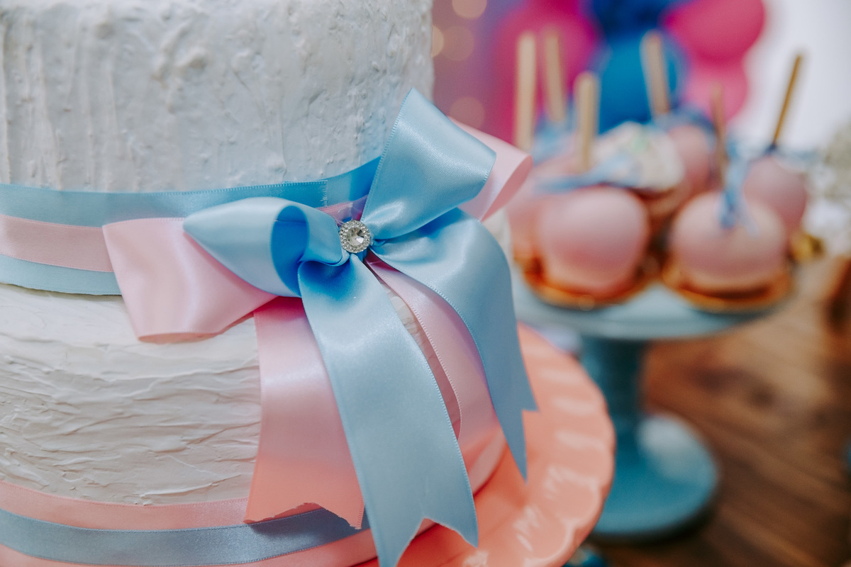 detalhe da fita do bolo rosa e azul