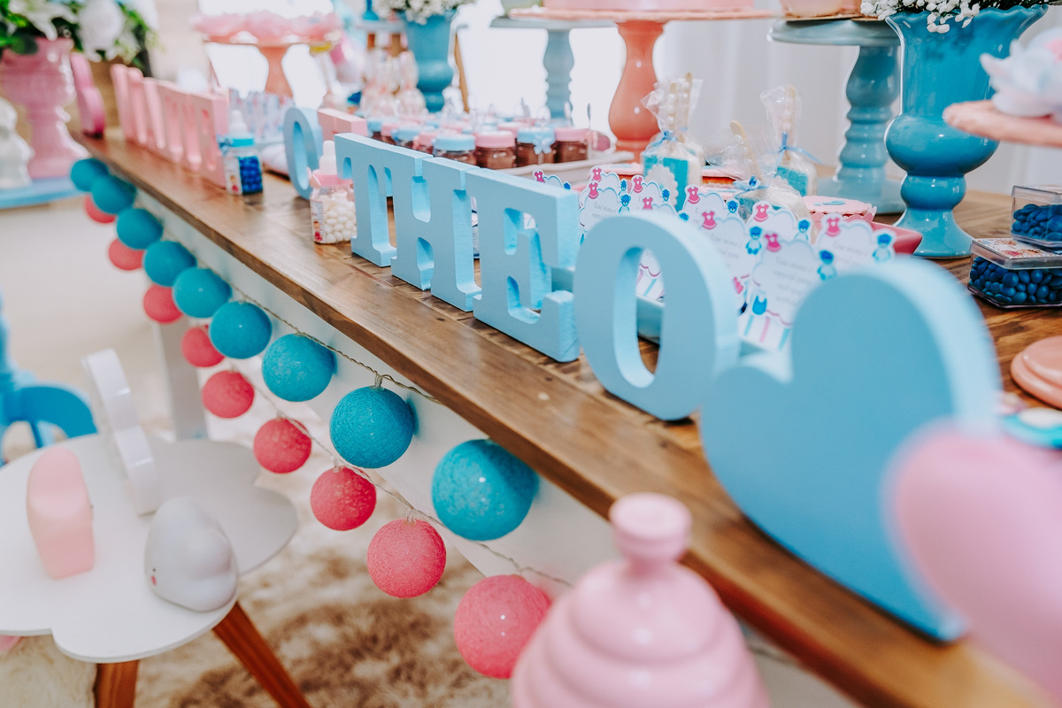 decoracao da mesa com nomes dos possiveis bebes theo e maite e decoracao com bolas azul e rosa