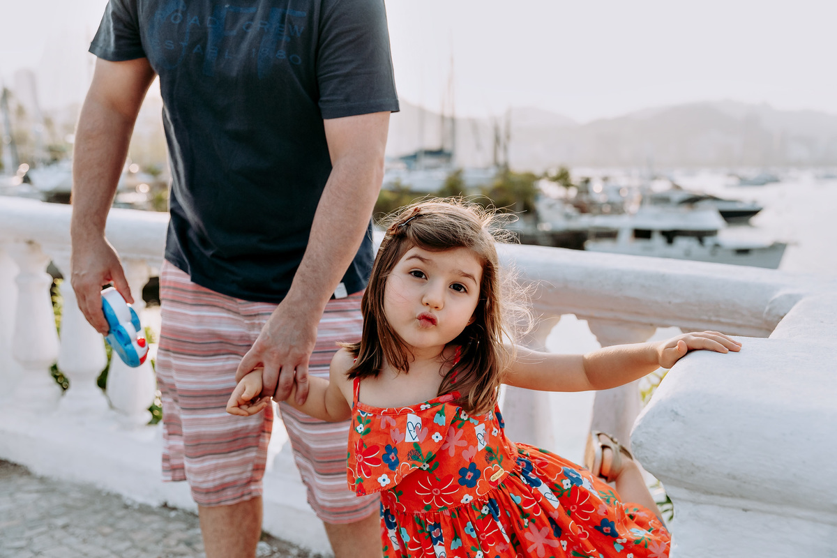 menina de tres anos com vestido mandando beijinho para a camera