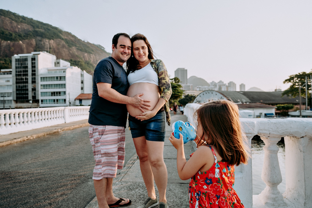 filha fotografa os pais gestantes no quadrado da urca no rj
