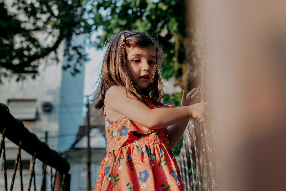 menina de vestido vermelho brinca em parquinho na urca rj