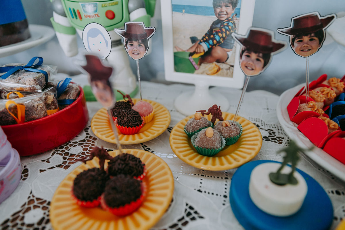 docinhos da mesa do bolo do toy story