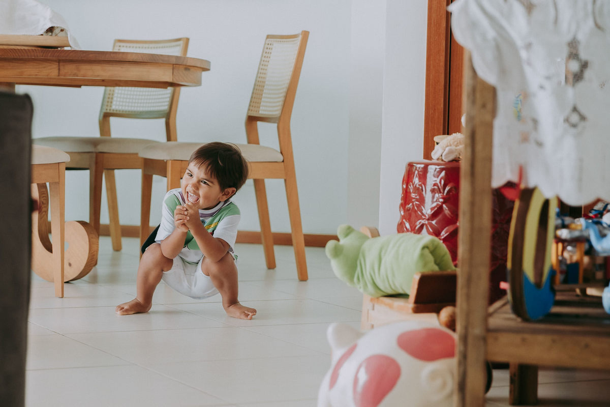 aniversariante agachado no chao e gargalhando