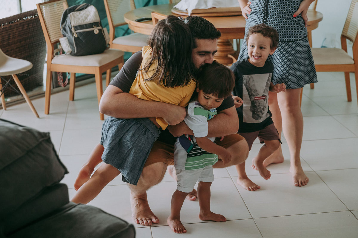 convidado chegando à festa e cumprimentando as crianças