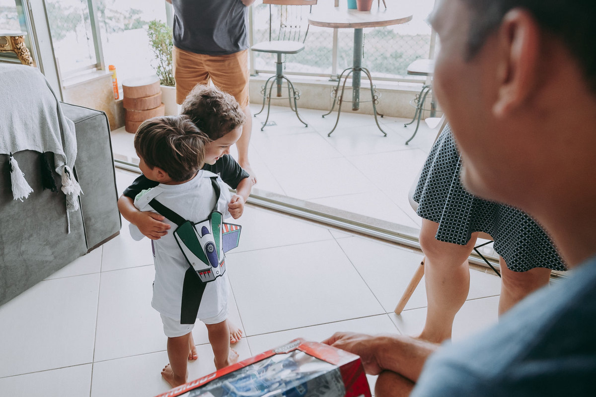 crianças se abraçam em agradecimento ao presente recebido