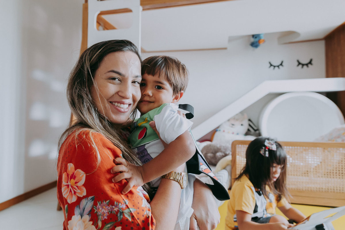 aniversariante recebendo um abraço com chamego da tia
